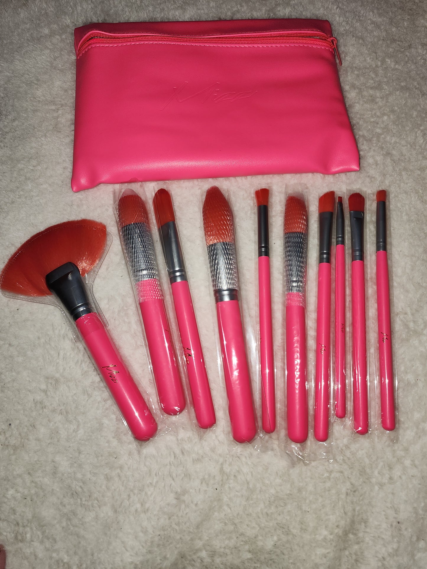 10 neon pink brushes